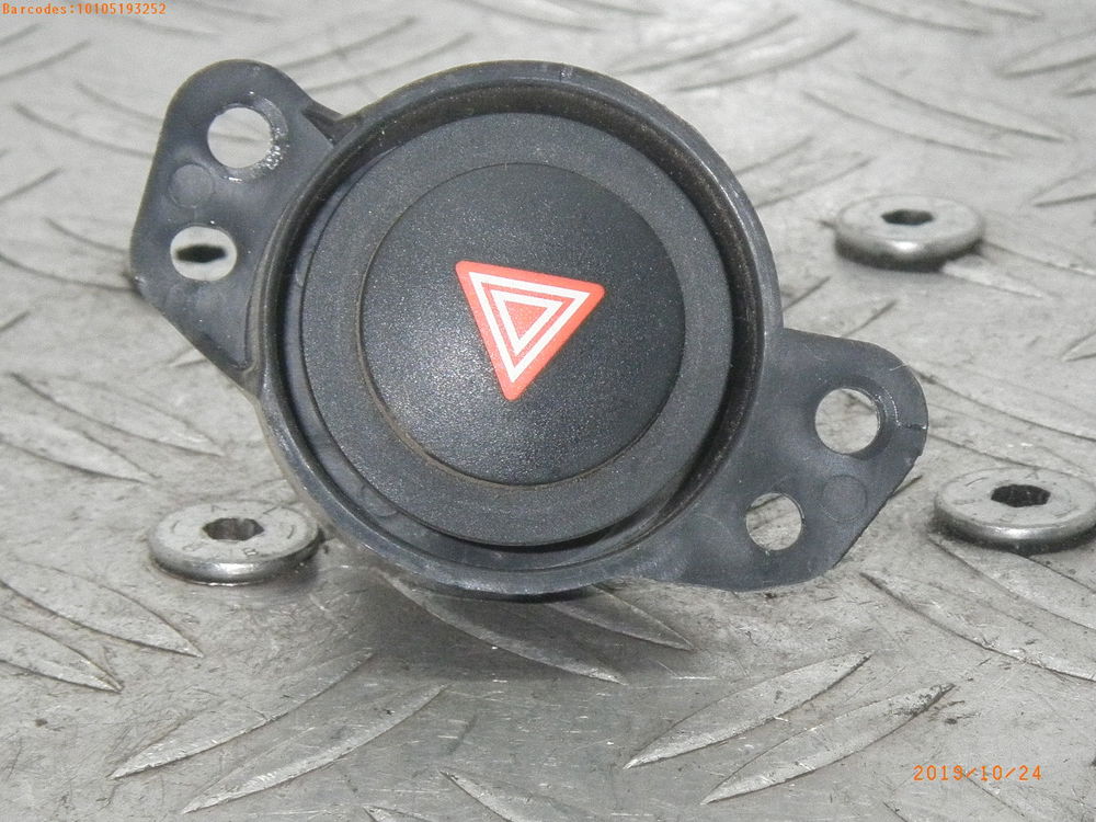 Schalter für Warnblinker PEUGEOT 108 67892 km gebraucht • B000778280