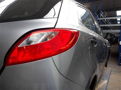 Rücklicht Rechts Mazda 2 (DE) Hatchback 1.3 16V S-VT (ZJVE) 2012